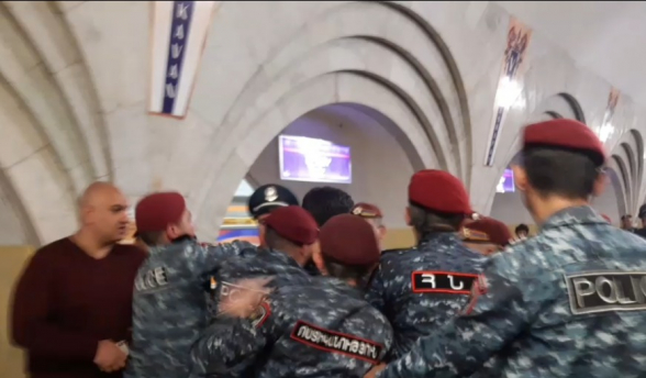 Ոստիկանները բռնի կերպով մետրոյից բերման ենթարկեցին անչափահաս քաղաքացիներին (տեսանյութ)